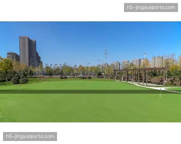 2026年英国公开赛举办地皇家圣乔治球场启动果岭本年度首次打孔